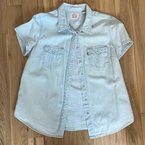 Women’s Levi’s short sleeved denim top with snap buttons